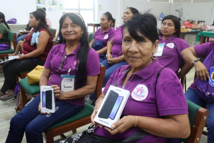 Lideresas reciben celulares