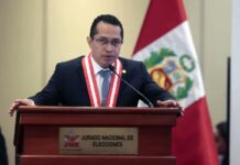 Presidente del JNE pide al Ejecutivo y al Congreso reforzar medidas de seguridad frente a posibles nuevos atentados Roberto Burneo, presidente del Jurado Nacional de Elecciones