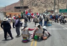 Comienzan los bloqueos en la Panamericana Sur: Mineros informales cierran carretera en Ocoña exigiendo el Reinfo