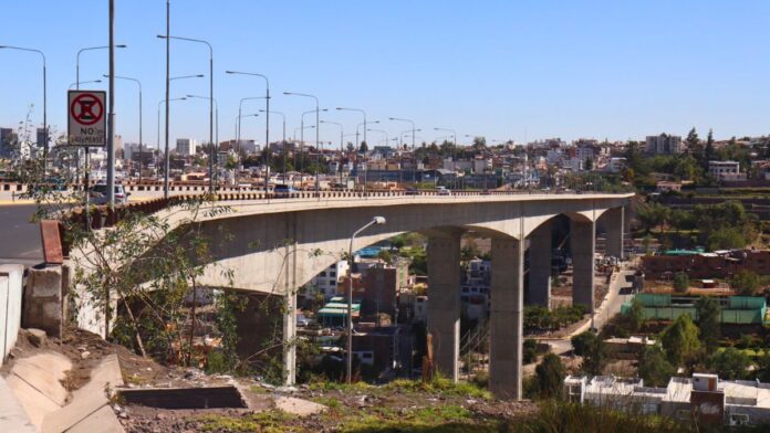 Arequipa: intervención oportuna evita una tragedia en puente Chilina