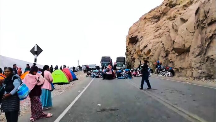 Bloqueo en Panamericana Sur: mineros mantienen varados kilómetros de buses y camiones, aquí lo último