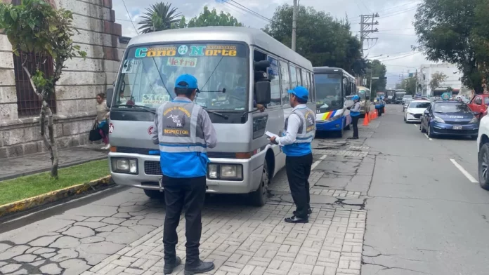 Transportistas de Arequipa amenazan con paro por aumento de multas para buses informales