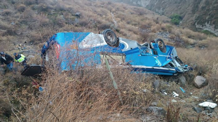 Arequipa: Accidente en La Unión deja 3 fallecidos y una veintena de heridos por bus que cayó a barranco de 50 metros