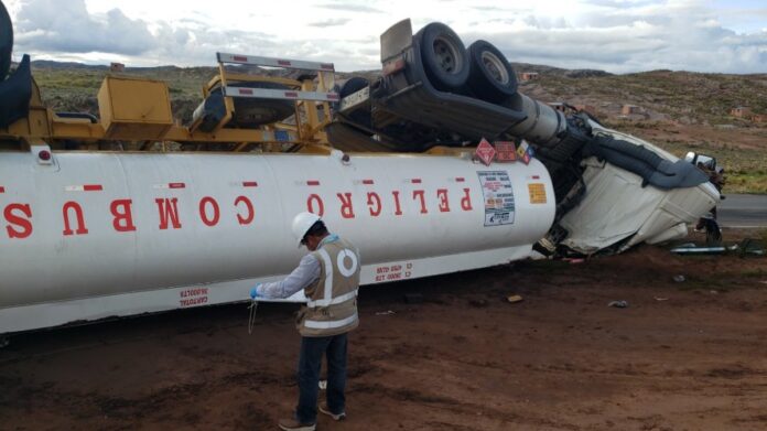 OEFA supervisa acciones de remediación ambiental tras volcadura de camión cisterna de combustible en la carretera binacional Ilo – Desaguadero