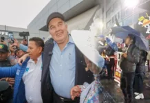 La ‘ola celeste’ de Rafael López Aliaga encuentra resistencia en Arequipa