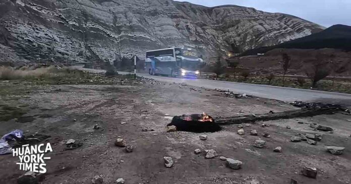 Paro por Nueva Carretera Central no se siente en Huancayo y trabajadores del Gore Junín bloquean vía en La Oroya
