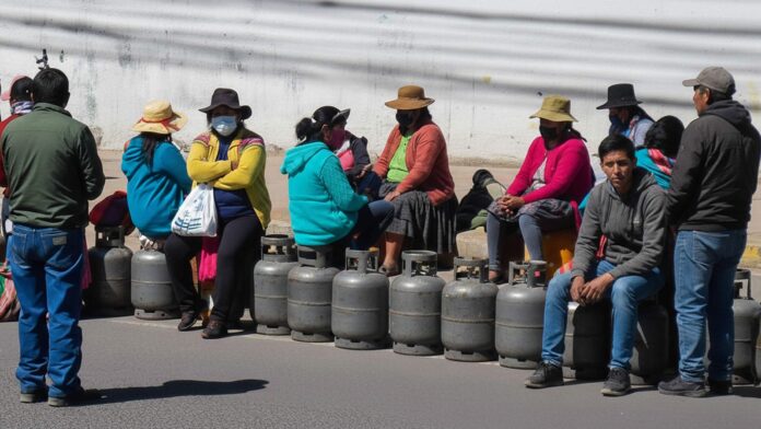 Desabastecimiento de gas en Puno y Juliaca, alza del combustible y posible incremento de pasajes