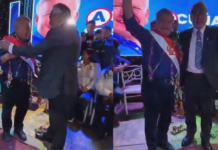 Rector de la UNSAAC coloca banda presidencial simbólica a César Acuña durante campaña electoral en Cusco