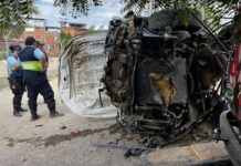 Policía halla presunta pistola en camioneta involucrada en accidente que dejó tres muertos