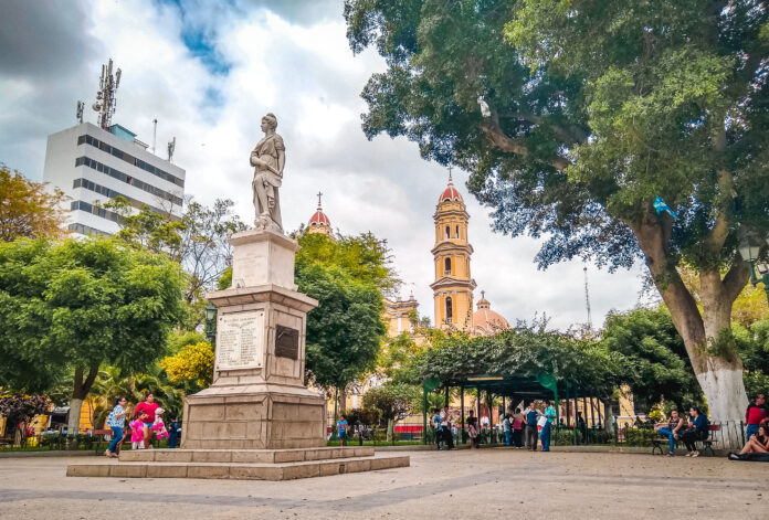 PLAZA_DE_ARMAS_DE_PIURA_-_PIURA