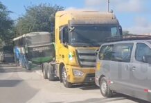 Moradores de Tacalá, en Castilla, exigen retiro de vehículos abandonados en vía principal que impiden el libre tránsito