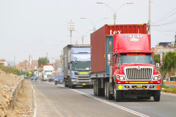Transportistas anuncian paro nacional por alza de combustibles