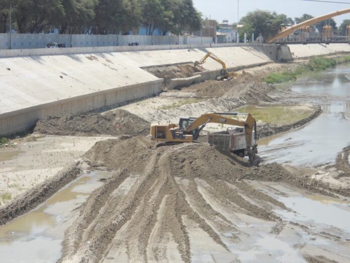 maquinaria para descolmatar el rio