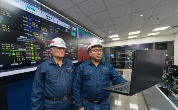 Intensas lluvias provocaron el desborde del río Piura y la caída de dos postes de media tensión en el sector Locuto, Tambogrande, ocasionando la interrupción del servicio eléctrico durante aproximadamente ocho horas en mencionada localidad.