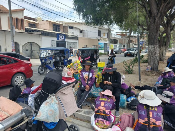 peregrinos caminan hacia paita