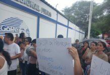 Padres y madres de familia del colegio Complejo La Alborada exigen al Gobierno Regional de Piura la devolución de S/ 20 millones para la reconstrucción urgente de su infraestructura tras estar considerada como riesgo alto